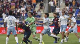 Esteban Andrada, portero del Zaragoza, da un puñetazo al capitán del Huesca Jorge Pulido tras ser expulsado en el tiempo añadido.