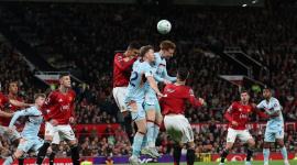 Jugadores del Manchester United y el Brentford en un partido de la Premier League, April 2026.