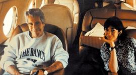 Jeffrey Epstein y Ghislaine Maxwell, durante un vuelo privado, en una de las fotos publicadas por el Departamento de Justicia de EE UU.