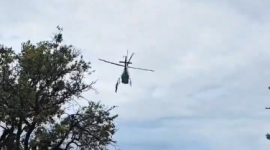 Piden 18 meses de prisión a un hombre que agarró la parte inferior de un helicóptero y se fue volando agarrado en una boda en Kenia porque no le permitieron subir a bordo.