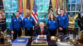 Donald Trump con astronautas de Artemis II en la Casa Blanca.