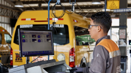 Proceso de revisión técnica vehicular en el Centro de la ATM en el norte de Guayaquil.