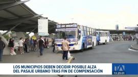 Tras confirmarse el fin de las compensaciones para el transporte urbano, la responsabilidad del ajuste tarifario recae ahora en los municipios. Un reportaje de Carlos Sacoto