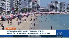 Salinas vive un ambiente festivo con una masiva llegada de visitantes; tanto el malecón como la zona de playa lucen abarrotados de turistas. Un reportaje de Ricardo Cruzatty