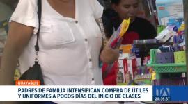 A pocos días del inicio de clases en el régimen Costa, los padres de familia se vuelcan a los puntos de venta de uniformes y útiles escolares. Un reportaje de Ricardo Cruzatty