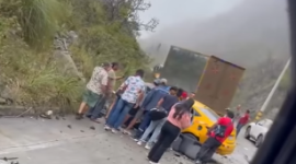 Un fuerte accidente de tránsito se reportó en la vía a Cajas, generando alarma entre conductores.