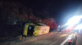 El accidente dejó en evidencia los riesgos en este tramo vial, por lo que se reiteró el llamado a conducir con precaución y respetar las normas de tránsito.