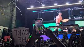 El momento más esperado del concierto de DJ Steve Aoki pastelazo en primera fila