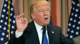 Donald Trump se dirige a los reporteros en una conferencia de prensa después del Súper Martes, en su finca de Mar-a-Lago, en Palm Beach, Florida.