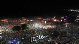 Personas en Copacabana a la espera del evento con el que la cantautora hará historia como la primera latina en presentarse en el mítico escenario carioca, en Río de Janeiro (Brasil).