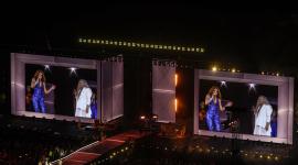La cantante colombiana Shakira (i) se presenta junto a la cantante brasilera Maria Bethania en un concierto este sábado, en la playa de Copacabana en Río de Janeiro (Brasil).