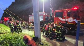 Un auto, con cuatro personas en su interior, perdió pista y cayó hacia una quebrada.