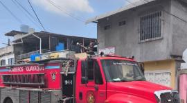 Incendio de vivienda en la Coop. Carlos Guevara 1, sector Fertisa, Guayaquil
