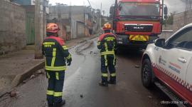 Equipos de respuesta trabajan en el sector de Nueva Aurora, en Guamaní, tras un evento de arrastre de material.