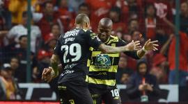 Robert Nunes y Enner Valencia de Pachuca celebran un gol ante Toluca por los cuartos de final de la Liga MX, en el estadio Nemesio Diez en Toluca.
