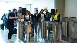 Movimiento de pasajeros en el área de preembarque del aepuerto "Mariscal Sucre" de Quito.