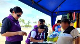 Personal de Arcsa decomisó más de 1 500 medicamentos irregulares que se vendían en carpas afuera de un hospital del Guasmo, en Guayaquil.