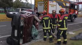 Un vehículo liviano se volcó a la altura del puente 8, en la Autopista General Rumiñahui.