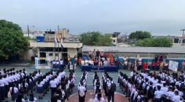 Inicio de clases en el colegio fiscal Calicuchima de Guayaquil, este 4 de mayo de 2026, con estudiantes de educación inicial y tercero de bachillerato.