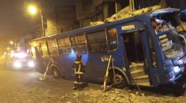 Un bus de pasajeros se impactó contra una vivienda en el sur de Quito