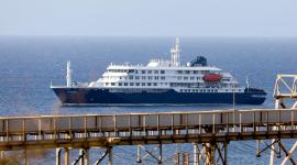 El crucero holandés MV Hondius se encuentra anclado frente a la costa de la ciudad de Praia, en la isla de Santiago, Cabo Verde, este lunes, tras la muerte de tres personas a bordo a causa de un síndrome respiratorio agudo.