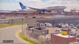Impactante video: avión de United Airlines golpea camión