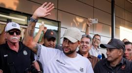 El astro brasileño en las fueras del hotel en Paraguay