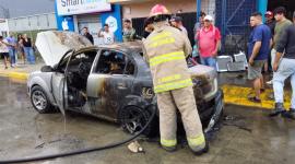 Un vehículo se incendió en el centro de Portoviejo, en Manabí.