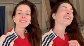 Anne Hathaway, una ferviente seguidora, canta el himno del Arsenal tras la goleada al Real Madrid.