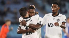 Alan Minda (atrás) y Bernard de Atlético Mineiro celebran un gol este martes, en un partido de la fase de grupos de la Copa Sudamericana entre Juventud y Atlético Mineiro en el estadio Centenario en Montevideo (Uruguay).