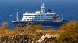 El crucero MV Hondius, afectado por un brote de hantavirus, atracará el sábado próximo en el puerto de Granadilla de Abona de la isla atlántica española de Tenerife, desde donde los pasajeros serán evacuados a los respectivos países de origen, informó este miércoles el Gobierno español.En el caso de los catorce españoles, incluido un tripulante, serán llevados a un hospital militar Gómez Ulla de Madrid, tras ser examinados en el archipiélago de las Canarias, indico la ministra de Sanidad, Mónica García.Ese centro sanitario dispone de "unidades de aislamiento de alto nivel", donde guardarán "cuarentena", precisó la ministra en una rueda de prensa con el ministro del Interior, Fernando Grande-Marlaska, después de una reunión presidida por el jefe del Ejecutivo, Pedro Sánchez.García explicó que todos los pasajeros a día de hoy están asintomáticos, una vez que los tres casos con síntomas y el médico del crucero, también enfermo, ya están fuera de la embarcación y fueron evacuados desde Cabo Verde, donde sigue fondeado el buque.Las autoridades españolas habían anunciado la noche pasada que aceptaban la petición de la Organización Mundial de la Salud (OMS) de que el buque se dirija a las Canarias, así como la solicitud del Gobierno neerlandés de que se evacuase al médico al archipiélago canario en un avión ambulancia.Sin embargo, finalmente se decidió este que viajara a los Países Bajos al experimentar una mejoría.Un laboratorio que colabora con la Organización Mundial de la Salud (OMS) confirmó hoy que la muerte de tres personas del crucero, que navegaba por el océano Atlántico, se debió a la cepa Andes del hantavirus, única de la que se ha documentado transmisión entre humanos.La identificación fue posible gracias a una muestra tomada mediante por una prueba PCR de una persona que había estado a bordo del buque afectado, indicó un comunicado del Centro de Enfermedades Virales Emergentes de los Hospitales Universitarios de Ginebra (HUG).El crucero de lujo partió de Argentina; a principios de abril, un pasajero neerlandés presentó síntomas y falleció el día 11.Su esposa desembarcó ya con síntomas en la isla de Santa Elena, en mitad del Atlántico, y tomó un vuelo a Johannesburgo (Sudáfrica), donde murió en los servicios de emergencia de un hospital.Pacientes con hantavirus seráne vacuados en España