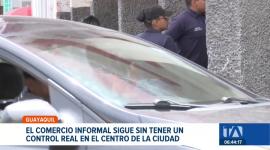 Más de dos mil agentes metropolitanos intentan despejar las aceras del casco comercial sin éxito. Los operativos logran retirar a los vendedores temporalmente. Un reportaje de Camila Guevara