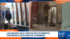 Momento en que sujetos ingresan y se llevan lo que pueden del edificio Multicomercio, este 6 de mayo de 2026.