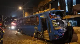 Un bus impactó contra una vivienda en el sur de Quito y causó la muerte de un joven.