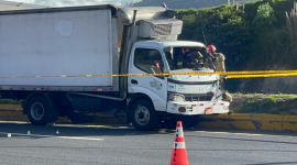 Un ciclista murió en un trágico choque con camión de varillas.