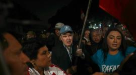 El candidato presidencial peruano del partido Renovación Popular, Rafael López Aliaga, asiste a una manifestación en Lima.