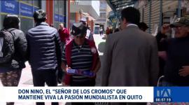 Con más de cuatro décadas dedicado al intercambio de cromos, este personaje de la capital es el punto de encuentro para quienes buscan completar sus álbumes. Un reportaje de Mishell Villacís