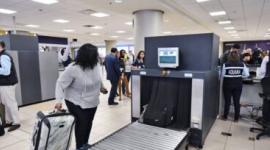 Imagen de viajera ingresando al área de control de equipaje en el aeropuerto de Guayaquil.
