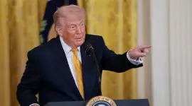 El presidente Donald Trump amenazó el jueves a Irán con represalias "violentas" si no firma "rápido"