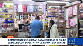 Desde arreglos florales hasta prendas de vestir, el comercio en Quito se activa para quienes buscan el regalo ideal en esta fecha especial. Un reportaje de Brigette Mancheno