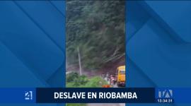 El derrumbe interrumpió la conexión principal con Guayaquil; autoridades recomiendan a los conductores utilizar rutas alternas hacia la Costa y el Austro mientras se realizan las tareas de limpieza.