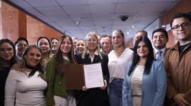La asambleísta Anabella Azín presentó la propuesta de ley para reactivar las empresas insolventes.