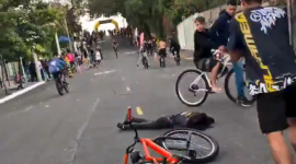 Una maniobra de exhibición terminó en un duro accidente cuando una pareja intentaba realizar un truco sobre la bicicleta.