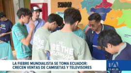 La pasión por el mundial impulsa el comercio local con la venta de televisores. Además, los hinchas se reúnen para intercambiar cromos. Un reportaje de María Gracia Chacón