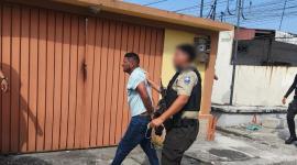Uno de los dos aprehendidos tras intentar robar una vivienda en Urdesa, norte de Guayaquil.