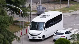 El autobús que transporta a los ciudadanos españoles que se encontraban en el crucero MV Hondius, a su llegada este domingo al Hospital Gómez Ulla.