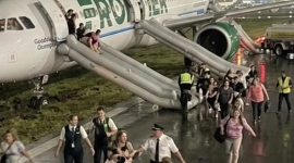 Se investiga la evacuación de un avión de Frontier Airlines que golpeó y mató a una persona en la pista del Aeropuerto de Denver, en Estados Unidos.