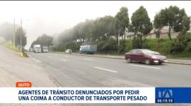 Dos uniformados fueron señalados de pedir coimas a un conductor de transporte pesado en Quito.  Un reportaje de Stephanie Paz