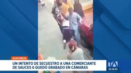 Cámaras de video muestran el momento en que sujetos intentan llevarse a una trabajadora en una zona de alta actividad comercial de Guayaquil. Un reportaje de Camila Guevara
