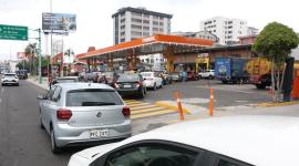 Este lunes 11 de mayo se registraron largas columnas en algunas gasolineras de Quito ante una eventual subida en el precio de los combustibles.